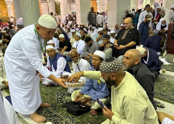 Al Haris Bagi-bagi Kurma pada Jamaah di Masjid Haram Mekkah