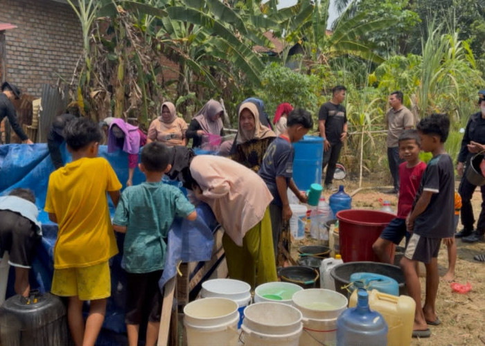 Brimob Polda Jambi Salurkan Air Bersih, Bantu Warga Terdampak Kekeringan di Muaro Jambi