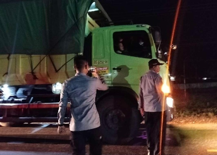 Tindak Lanjuti Keluhan Warga, Dishub Sarolangun Razia Truk Batu Bara yang Nekat Parkir di Bahu Jalan
