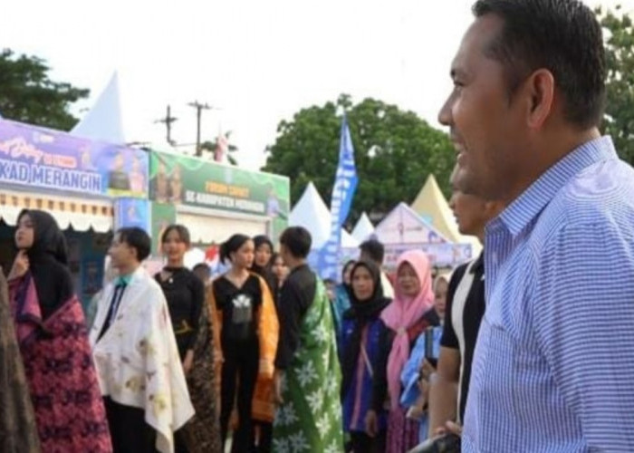 Bupati H M Syukur Serius Saksikan Parade Batik Merangin