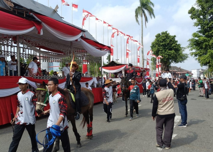 Ribuan Peserta Pawai Pembangunan HUT RI Tumpah di Kawasan Rumdis Gubernur Jambi