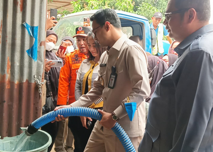 Sumur Warga Kering, Bang Diza Turun Langsung Salurkan Air Bersih