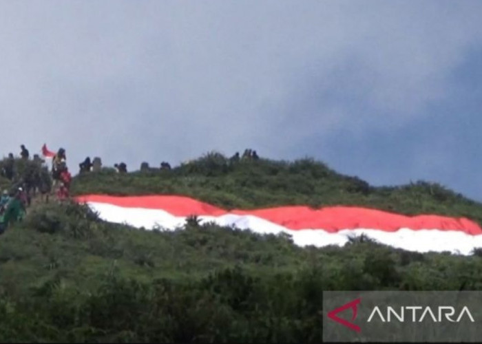 Ribuan Pendaki Bentangkan Bendera Raksasa Atas Puncak Gunung di Provinsi Bengkulu