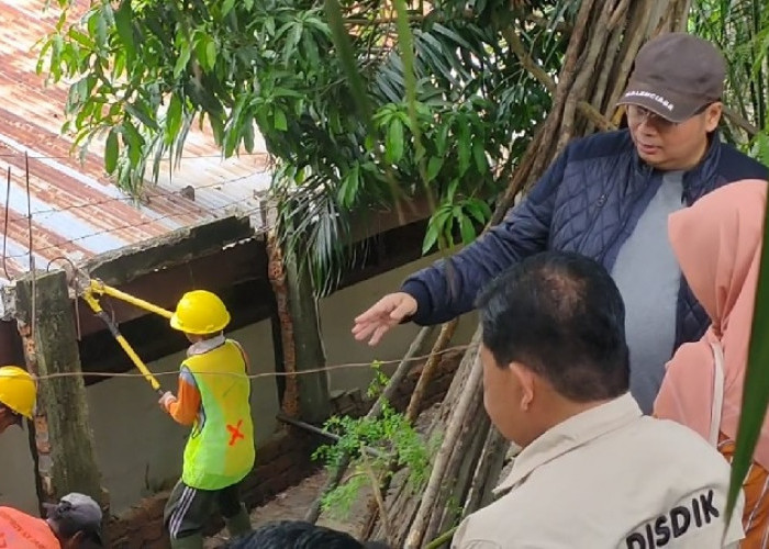 Tembok Rumah Warga Nyaris Roboh Menimpa Sekolah, Ketua DPRD Kemas Faried Langsung Turun ke Lapangan 