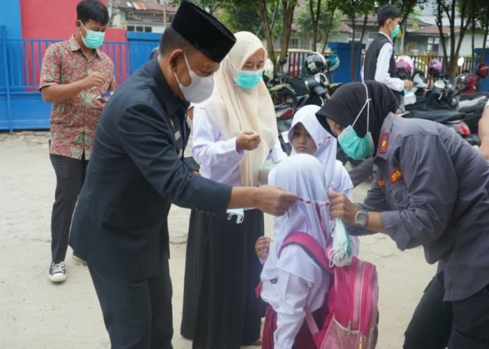 Wabup A. Khafidh Bagi-Bagi Masker dan Pertimbangkan Sekolah Daring Akibat Kabut Asap di Merangin