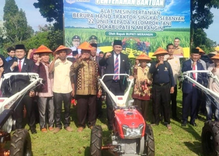 Bupati H M Syukur Serahkan 22 Unit Handtraktor ke Kelompok Tani
