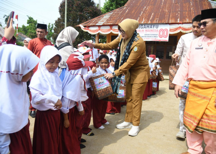 Pendistribusian Seragam Sekolah Gratis 100 Persen