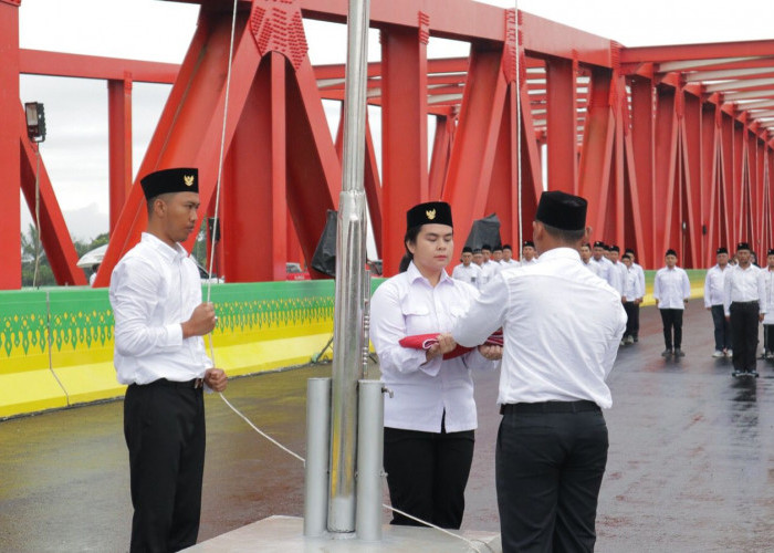 Merinding! HK Upacara di Atas Jembatan Merah Tanpa Pilar di JTTS