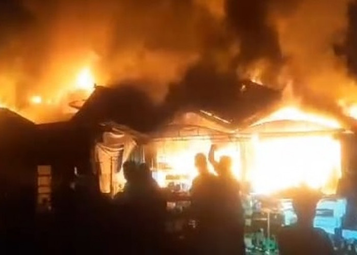 Kebakaran di Tebo, Sebuah Rumah dan Beberapa Kios Hangus Terbakar