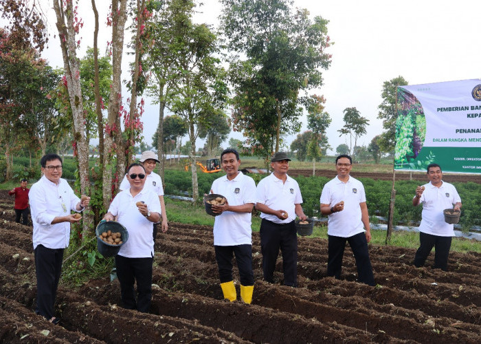 Laksanakan Kegiatan Bakti Sosial, Imigrasi se-Jambi beri paket sembako dan bantu bibit kentang petani Kerinci