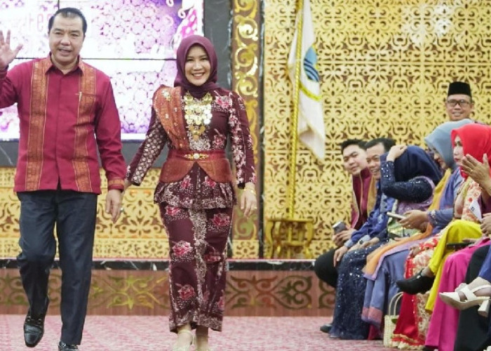 H Mukti Bersama Hj Indria Tampil Memukau,  Pada Festival Tenun Songket dan Batik Jambi Kantor Gubernur Jambi