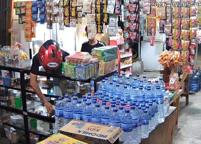Terekam CCTV, Aksi Pencurian Handphone di Toko Kelontong Modus Beli Bensin