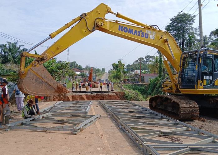 Pemasangan Jembatan Bailey Dikebut, Masyarakat Berharap Cepat Selesai