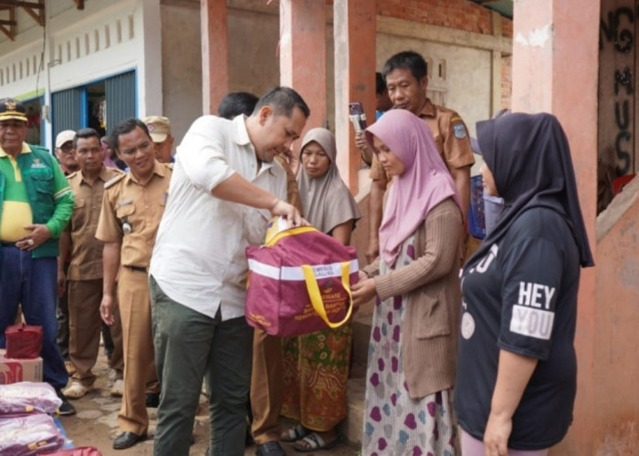 Kebutuhan Bayi Jadi Prioritas, Bupati M. Syukur Tinjau Korban Banjir Lembah Masurai