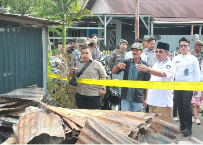 Gerak Cepat, Bupati Tanjabbar Anwar Sadat Salurkan Bantuan Langsung untuk Korban Kebakaran Sungai Nibung