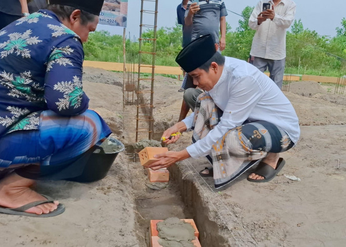 Cabup Muaro Jambi Zuwanda Laksanakan Peletakan Batu Pertama Musholla Al Mutathahhirin di Tangkit