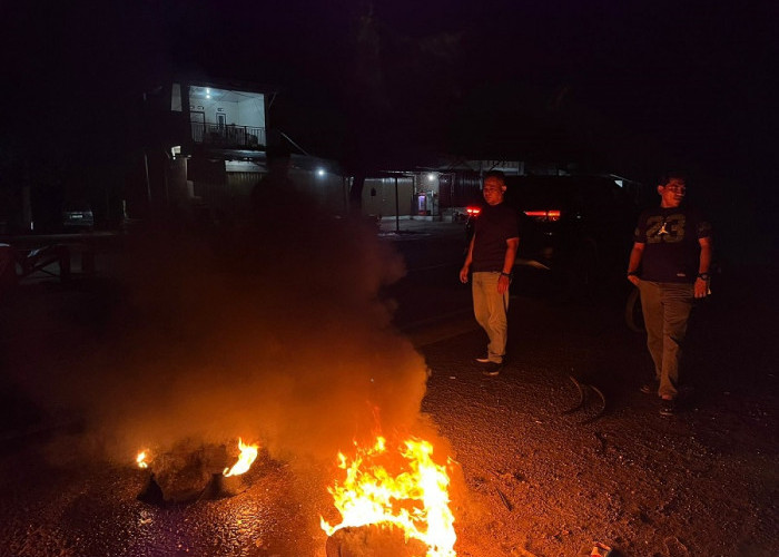 Diduga Hendak Lakukan Pungli, Polisi Bubarkan Remaja Bakar Ban di Jalinsum Muaro Jambi