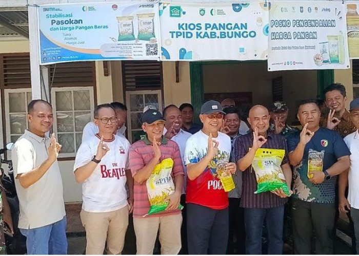 Bupati Dedy Putra Dampingi Wadir Bulog Cek Harga Sembako di Pasar Bungo