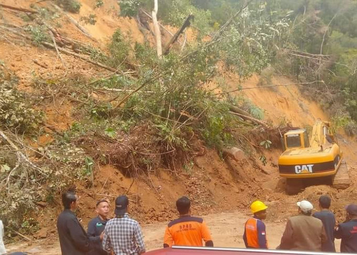 Jalan Sungai Penuh- Tapan Tertimbun Longsor,Kendaraan Besar tak Bisa Lewat