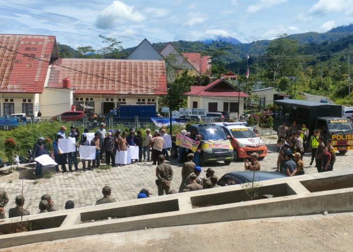 Warga Demo Kades di Kantor Bupati Kerinci, Puluhan Personil Polisi Diturunkan