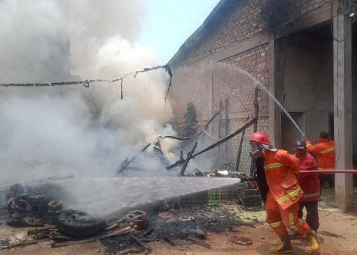 BEAKING NEWS: Bengkel Mobil di Talang Banjar Terbakar 