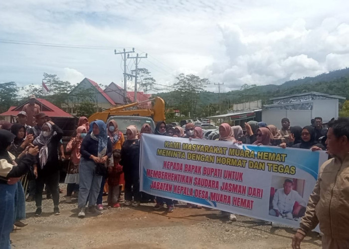 Ratusan Warga Muara Emat Demo Minta Kades Mundur