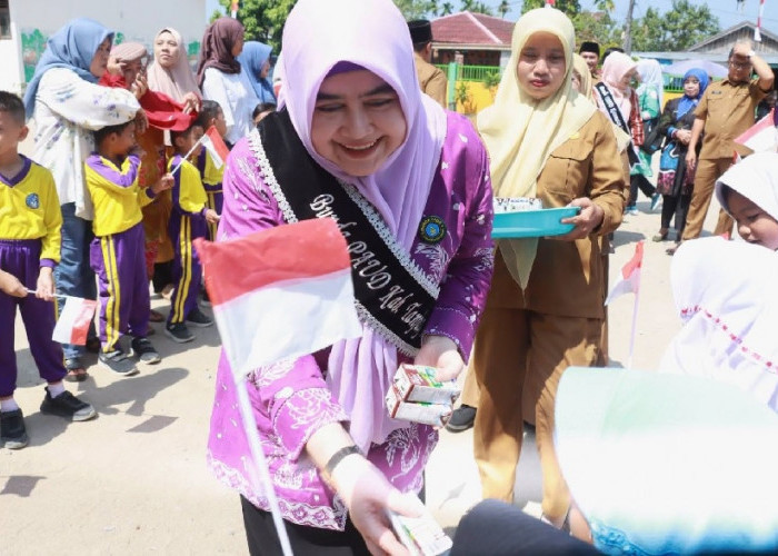 Bunda PAUD Tanjab Barat Serahkan Seragam Gratis di Bram Itam untuk Dorong Pendidikan Berkualitas
