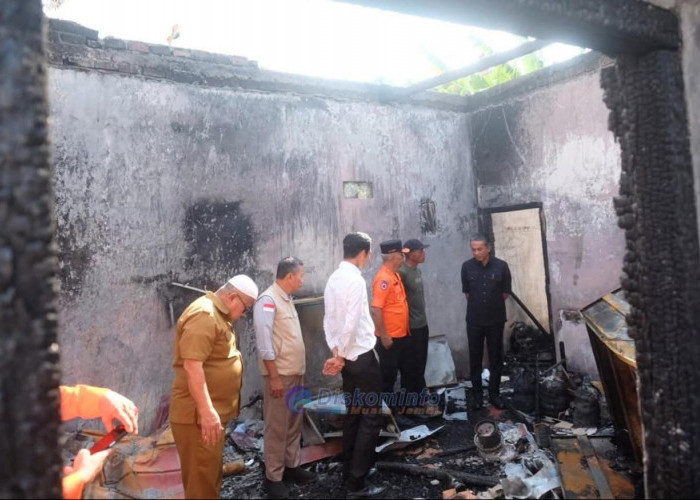 Wabup Junaidi Salurkan Bantuan untuk Warga