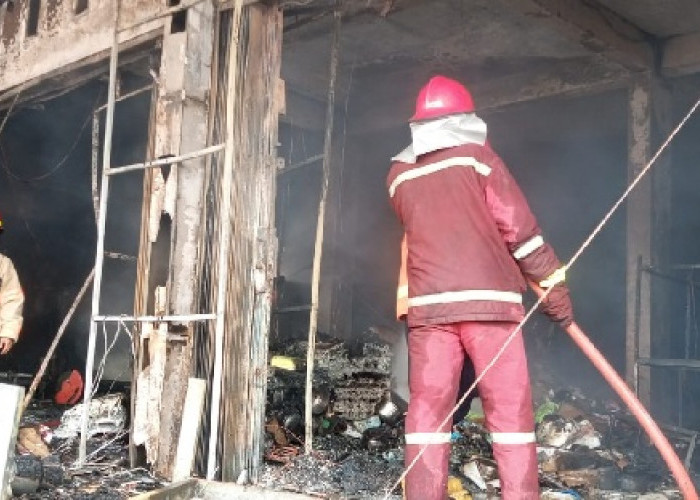 Bakal Toko Baju Serba 35.000 di Jelutung Terbakar, Tiga Orang Pekerja Dilarikan ke Rumah Sakit