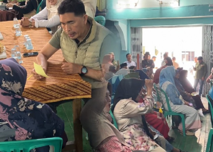 Dokter Deri Beri Pelayanan Kesehatan Gratis di Bukit Kerman, Warga: Kami Doakan Pak Deri Sukses Jadi Bupati 