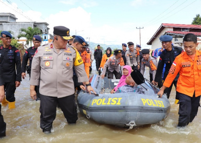 Wakapolda Jambi Tinjau Banjir di Kerinci serta Beri Bantuan