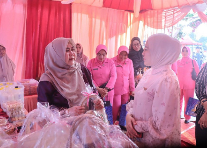 Ketua TP-PKK dan Ketua Bhayangkari Tanjab Barat Tinjau Stand Bazar dan UMKM di Alun-Alun Kuala Tungkal