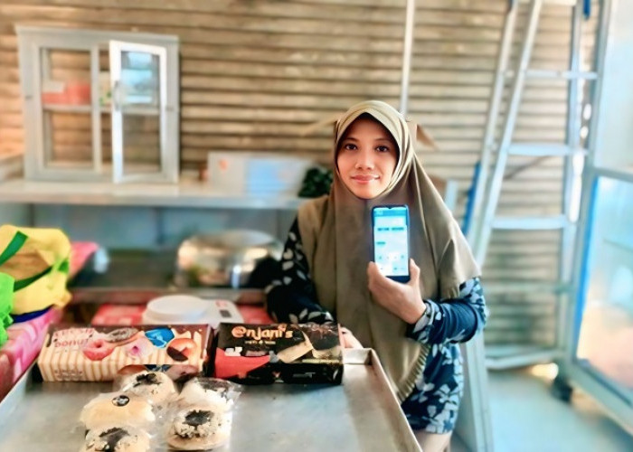 Bangkit dari Keterbatasan, Usaha Kue Tantiningsih Topang Ekonomi Keluarga Berkat Sinergi Holding UMi