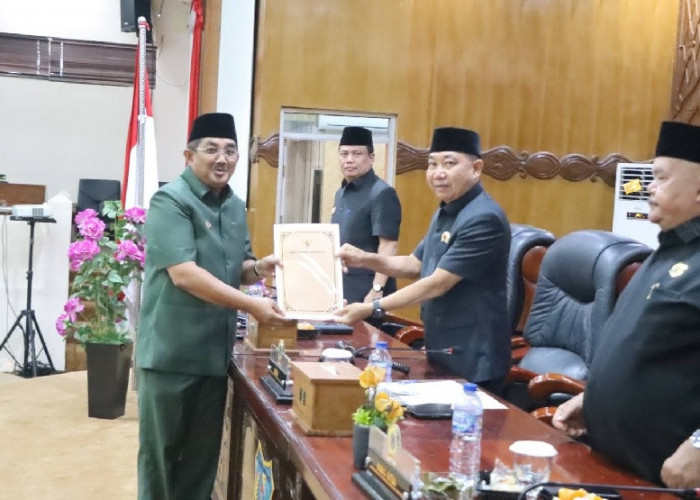 ‎Bupati Anwar Sadat Sampaikan Ranperda Pertanggungjawaban APBD 2025 ke DPRD Tanjab Barat 