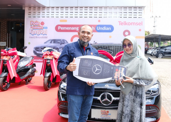 Guru di Jambi Menang Hadiah Mobil Mercedez Benz dari Telkomsel 