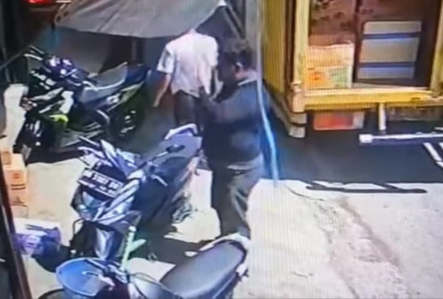 Terekam CCTV..Maling Gasak Uang DD Rp 50 Juta di Jok Motor 