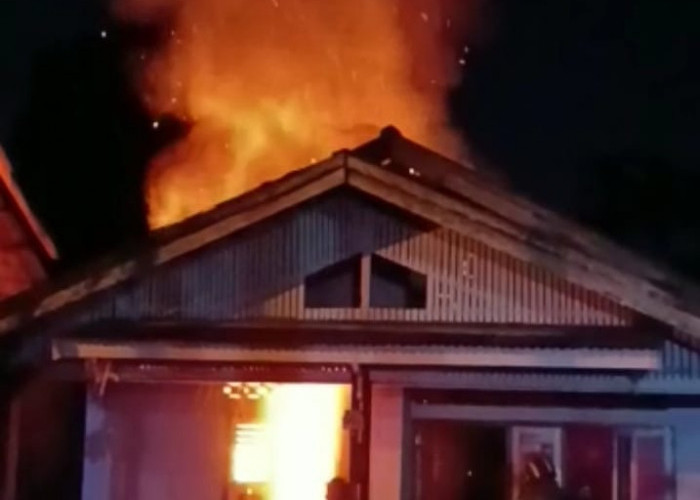 Diduga Korsleting Listrik, Satu Unit Rumah di Kebun Handil Terbakar 