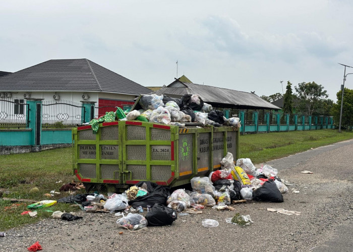 Miris!! Tumpukan Sampah Menggunung di Sekitaran Kantor Dinas LH Muaro Jambi