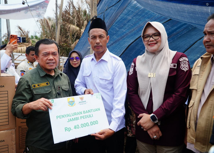 Gubernur Al Haris Datangi Korban Kebakaran di Lagan Tengah Tanjabtim, Bantu Biaya Pembangunan Rumah Warga
