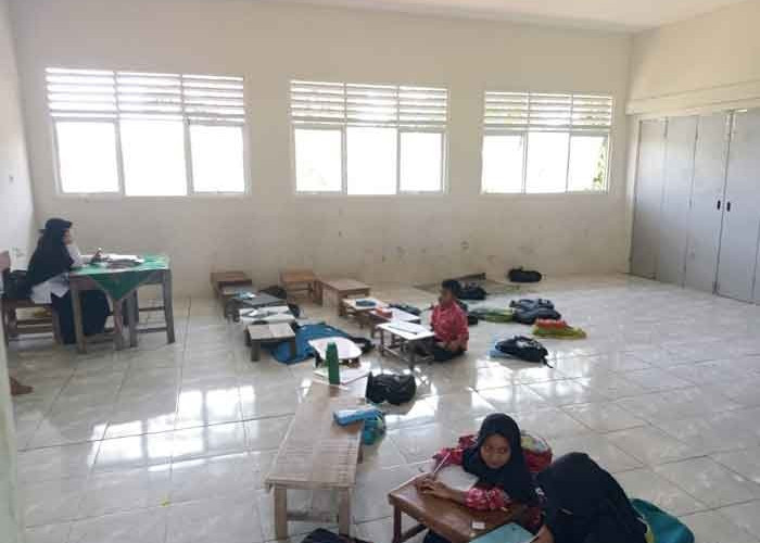 Siswa di Tanjabtim Belajar Tanpa Kursi, Beralas Tikar, Berharap Perhatian Dinas Pendidikan Tanjabtim