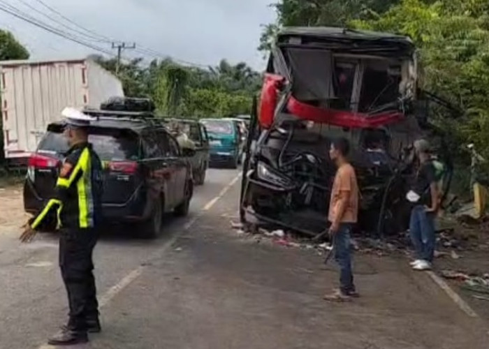 Bus vs Truk Box Adu Kambing di Jalinsum Muaro Jambi, 1 Orang Tewas