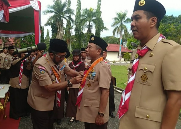 Bupati Dianugerahi Penghargaan Lencana Melati