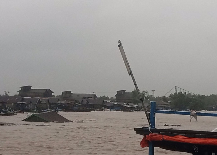 Cuaca Ekstrem, Rumah Warga di Kuala Simbur Hanyut