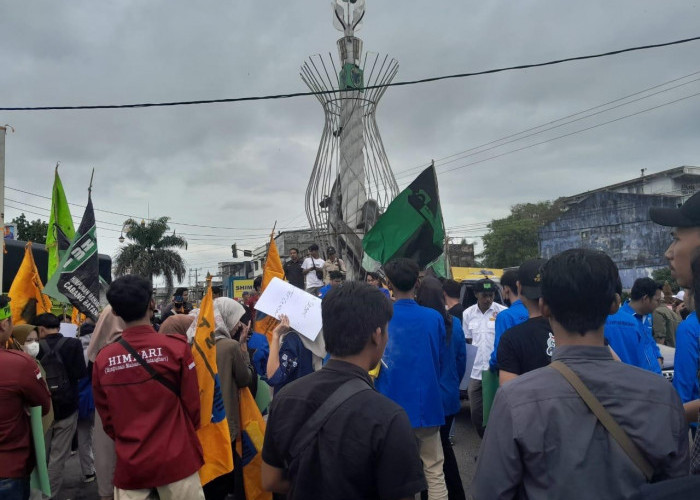Mahasiswa Demo di Tugu Tapah Melenggang, Minta Gubernur Tegas dengan Aturan yang di Buat