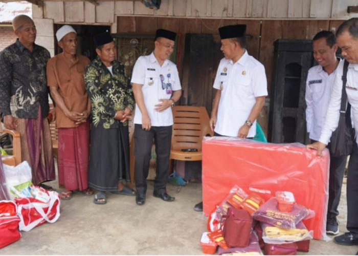 Kunjungi Korban Kebakaran di Seling, Wabup A. Khafidh Salurkan Bantuan Sosial