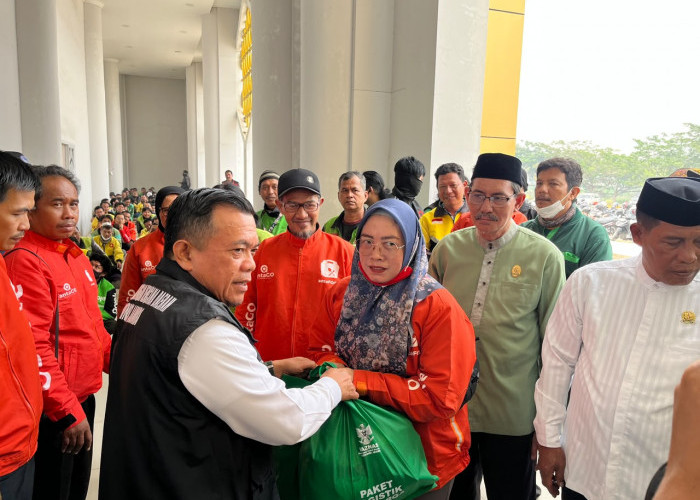 Gubernur Al Haris Salurkan 250 Paket Sembako dan Masker untuk Ojol Terdampak Kabut Asap