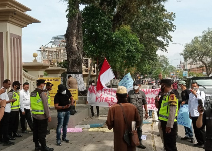 Polda Didemo Masa, Terkait Sanksi yang Diberikan Oknum Penyidik Polres Bungo Soal Praktik Mal Administrasi