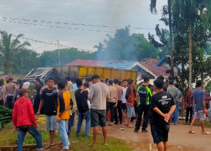 Amukan Massa Tak Terbendung, Warga Blokir Jalan 