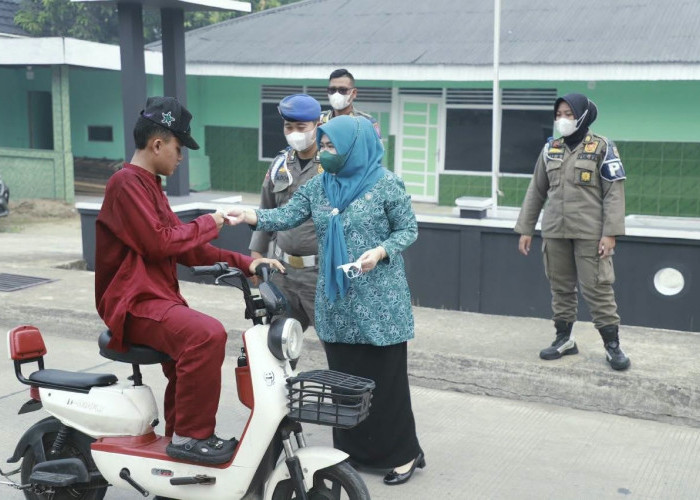 Ketua TP-PKK Tanjab Barat Bagikan 3.000 Masker untuk Warga Terdampak Kabut Asap