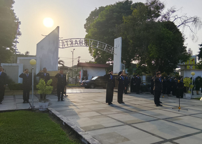 Rangkaian Peringatan Hari Pengayoman ke - 81, Kanwil Kemenkum Jambi Tabur Bunga di TMP Satria Bhakti